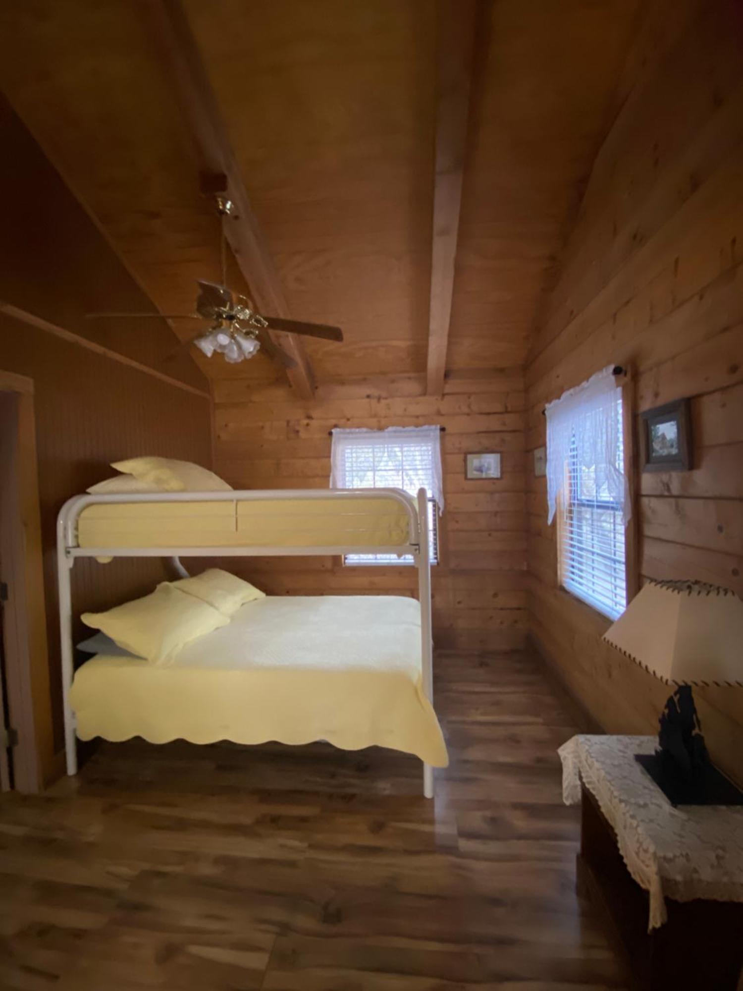 A Peace Of Heaven Cabins And Rv Vanderpool Eksteriør billede