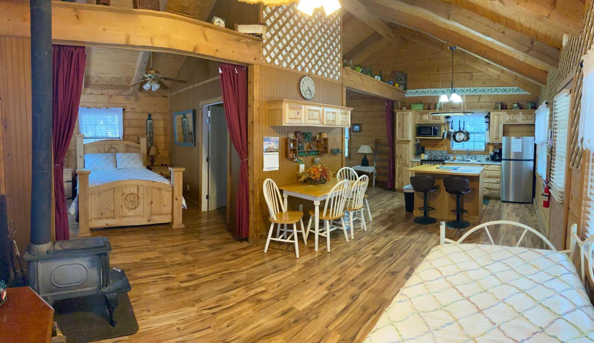 A Peace Of Heaven Cabins And Rv Vanderpool Eksteriør billede