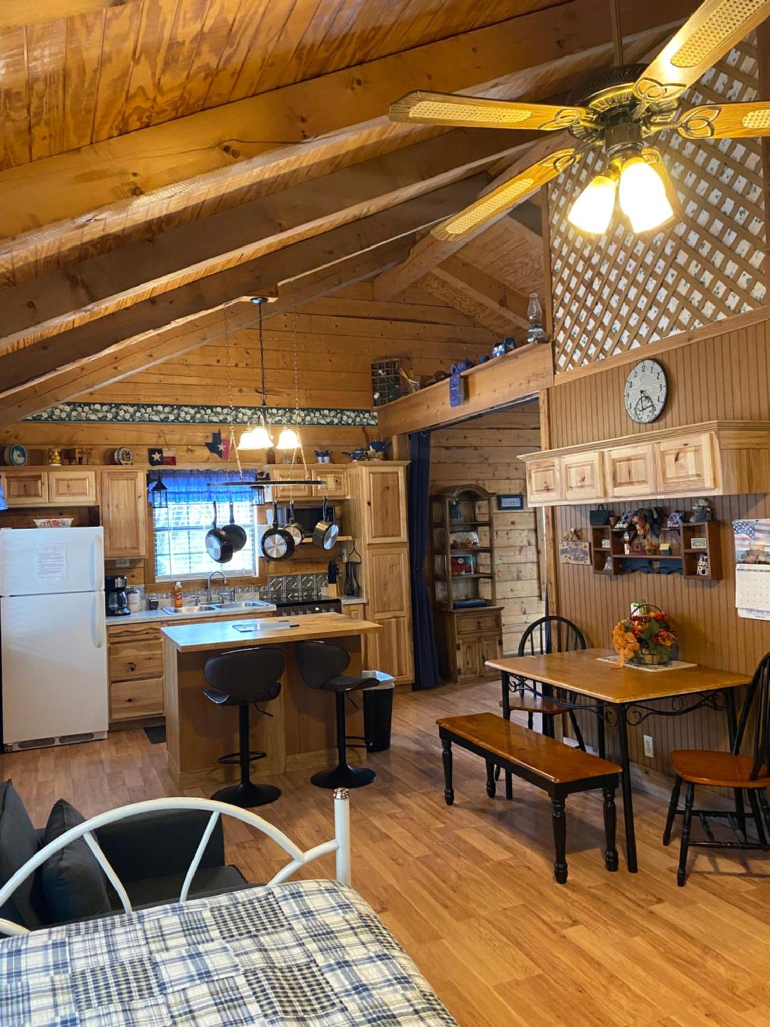 A Peace Of Heaven Cabins And Rv Vanderpool Eksteriør billede